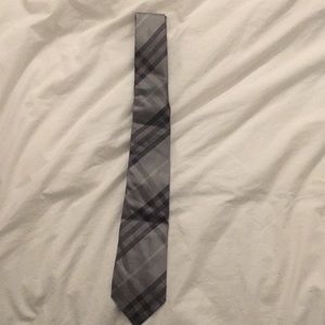 Men’s Burberry tie (gray & black)